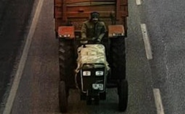 Traktörü ile radara girdi cezayı yedi!