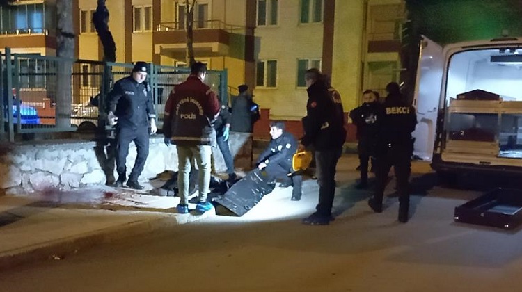 Genç kaldırımda ölü bulundu!