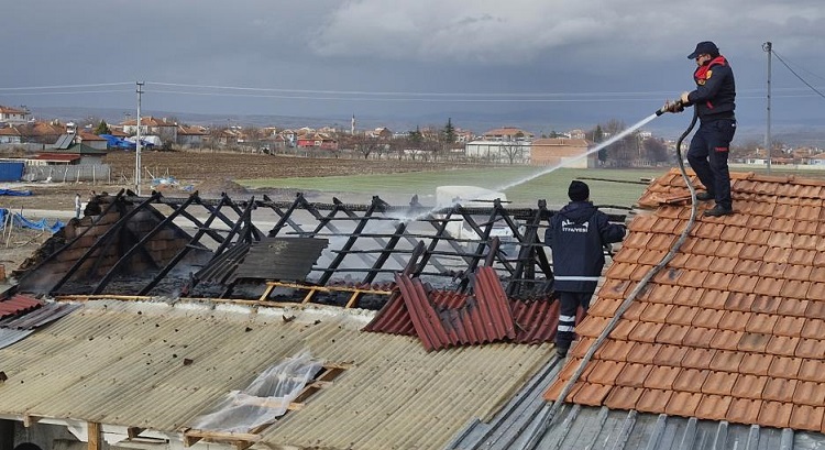 Çatı katındaki yangın korkuttu!