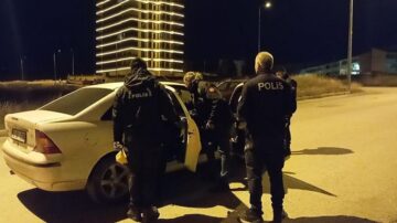 Aracının içindeyken silahla vurdular!