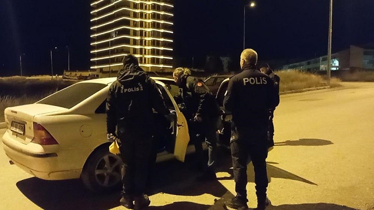 Aracının içindeyken silahla vurdular!