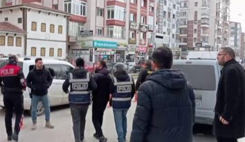Araçtan dolar çalan zanlılar tutuklandı!