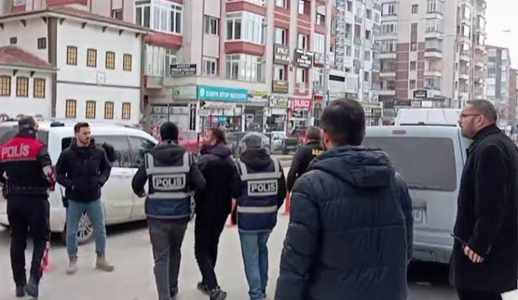 Araçtan dolar çalan zanlılar tutuklandı!
