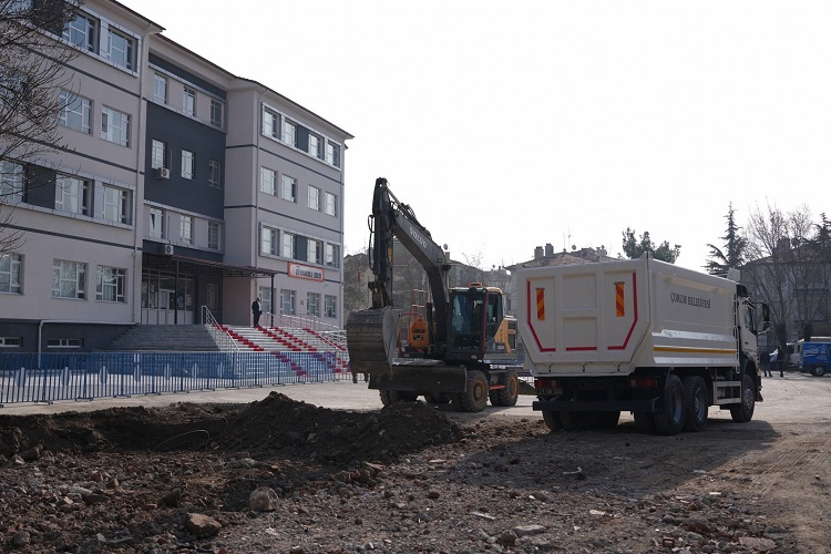 Eti Lisesi bahçesine park ve spor alanı!