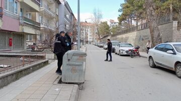 Bıçaklı saldırıya uğrayan genç yaralandı!
