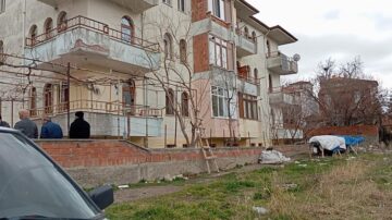 Merdivenden düştü hayatını kaybetti