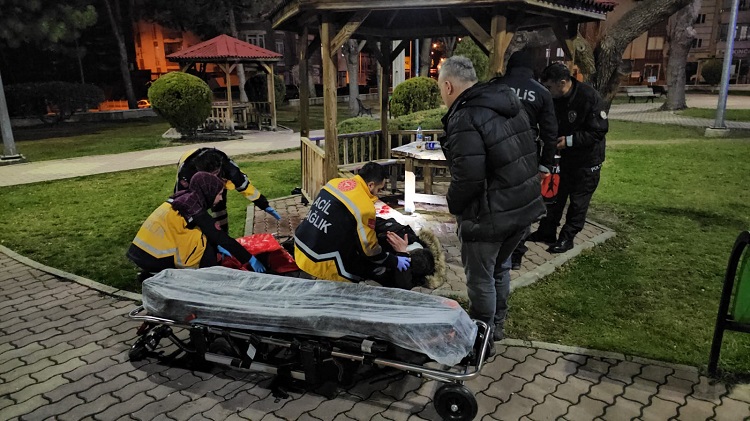 Parkta silahlı saldırıya uğradı!