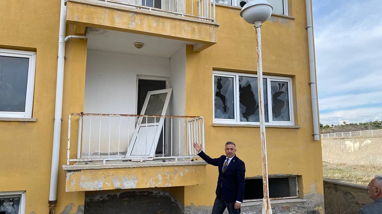 Kapatılan yatılı bölge okulu çürüyor