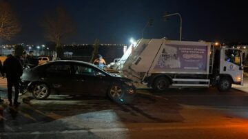 Kırmızı ışıkta bekleyen araçlara çarptı