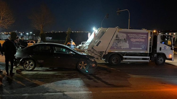 Kırmızı ışıkta bekleyen araçlara çarptı