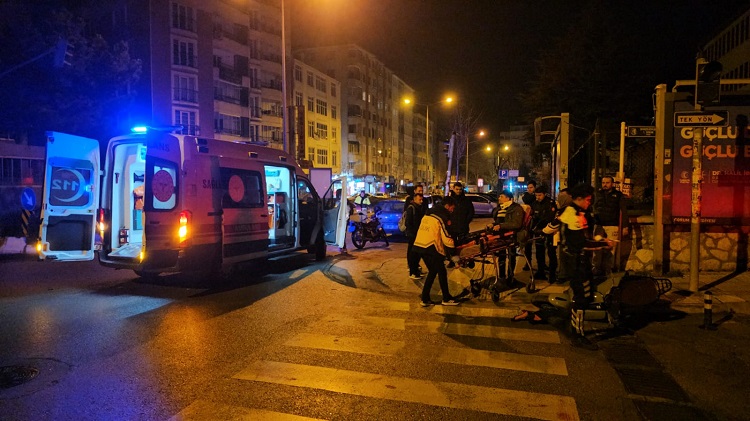 Kazada motosikletteki 2 kişi yaralandı