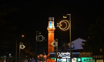 Tarihi Meydan’a Ay-yıldızlı aydınlatma