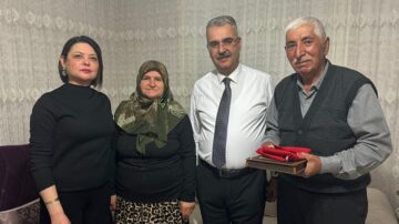 İftarda şehit ailesine konuk oldu