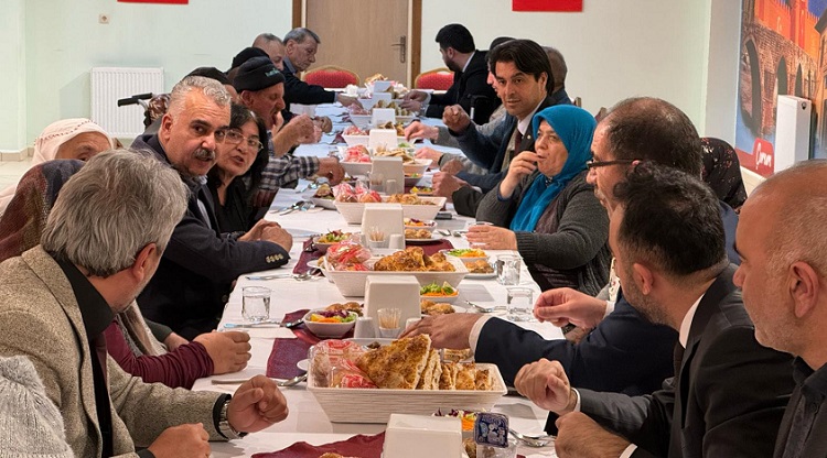 Ahlatcı ulu çınarlarla iftar yaptı
