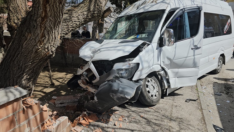 Öğrenci servisi ile çarpıştı: 16 yaralı