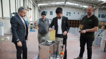 Petek temizleme makinesi ürettiler