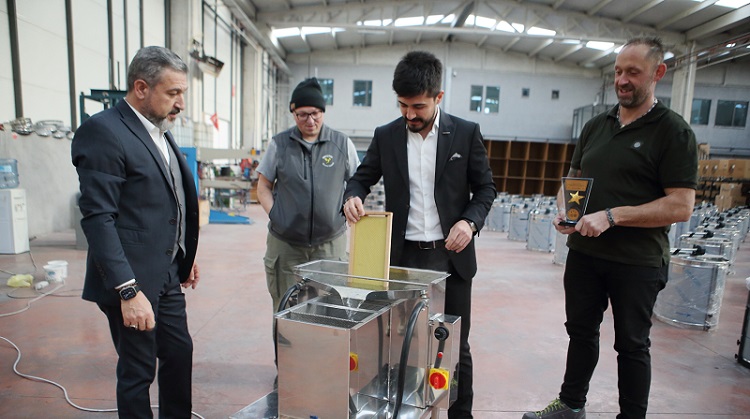 Petek temizleme makinesi ürettiler