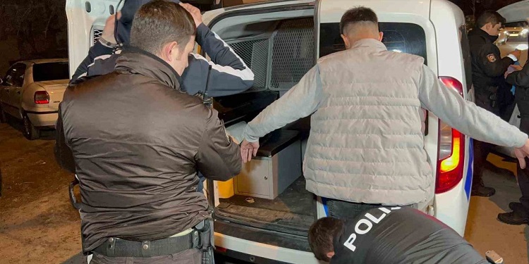 Arabadan 2 kilo uyuşturucu çıktı!