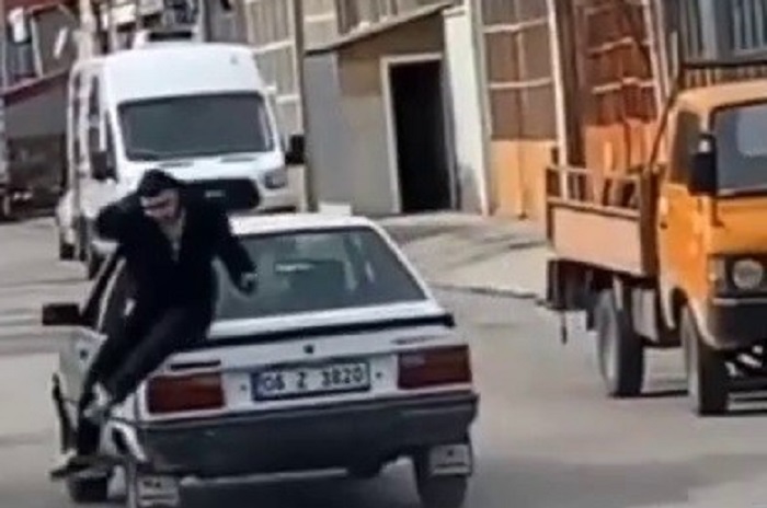 Arabanın üstündeki yolculuk kötü bitti!