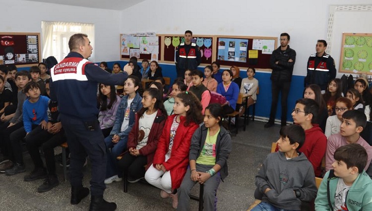 Jandarma köy köy gezip bilgilendiriyor