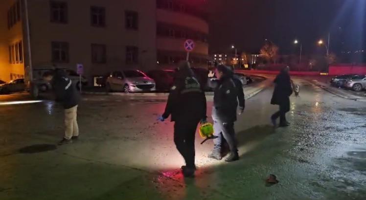 Hastane önüne gelerek havaya ateş açtılar
