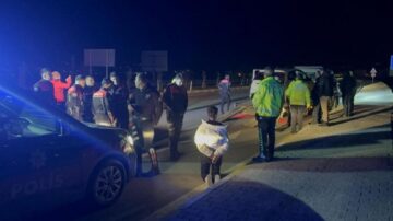Ehliyetsiz sürücü polis otosuna çarptı!