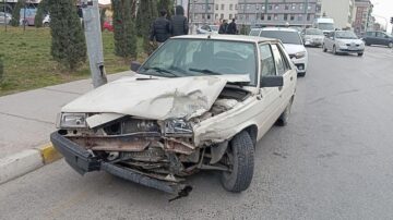 Binevler kavşağında çarpıştılar!