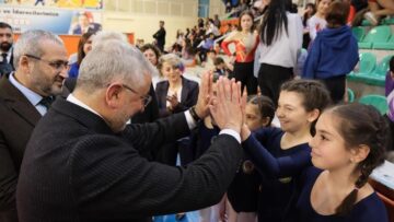 Başkan şehit kızını yalnız bırakmadı