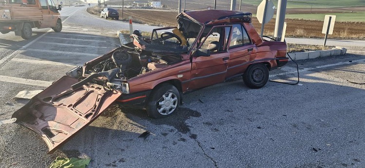 Otomobil sürücü hayatını kaybetti