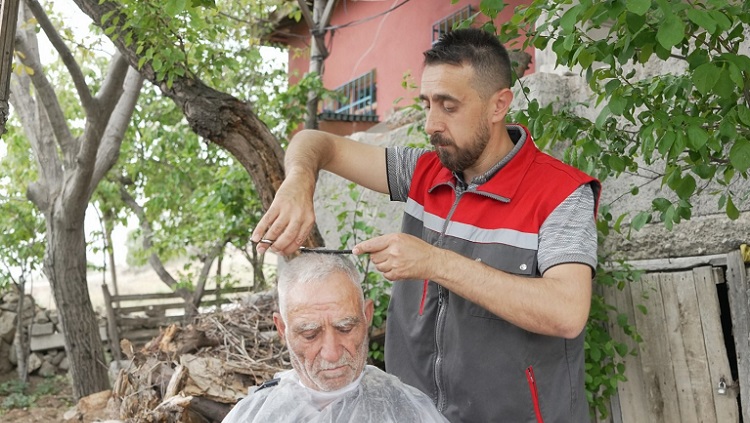Yaşlılar için evde tıraş hizmeti