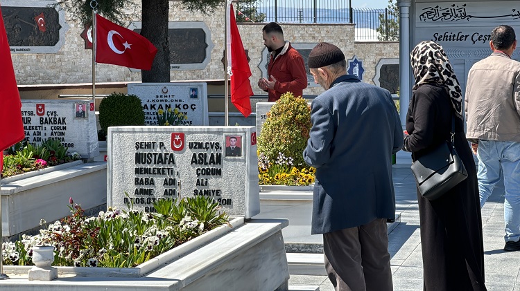 Şehit kabirlerini ziyaret ettiler