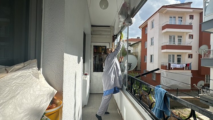 Ev temizliği hizmetiyle dua alıyorlar