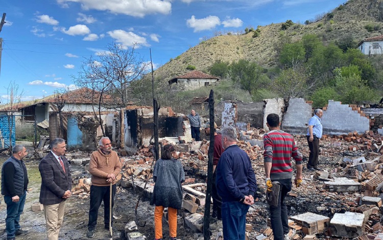 Yılmaz ailesine destek için gitti