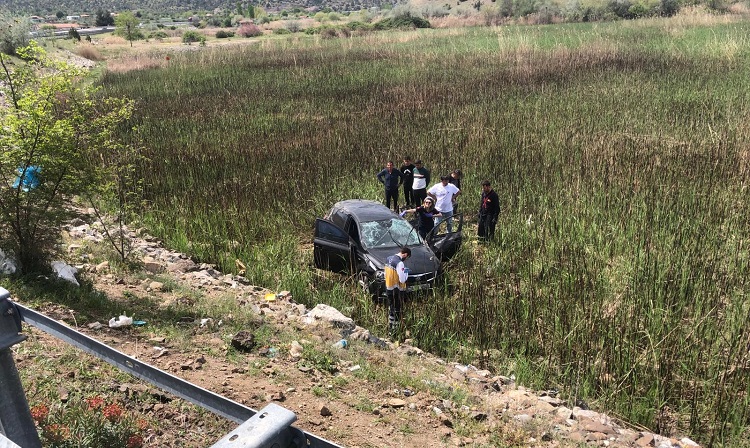 Devrilen otomobildeki 4 kişi yaralandı