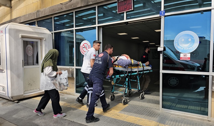 Başını betona çarptı hastanelik oldu