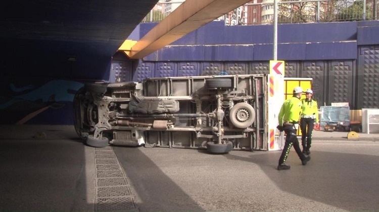 Üst geçide çarpan kamyonet devrildi