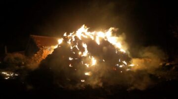 Saman balyaları alev alev yandı