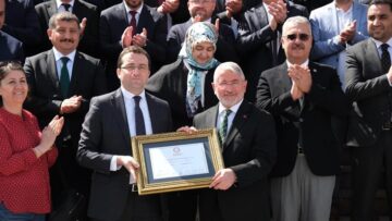 Başkan Aşgın mazbatasını aldı