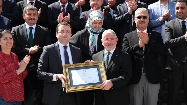 Başkan Aşgın mazbatasını aldı