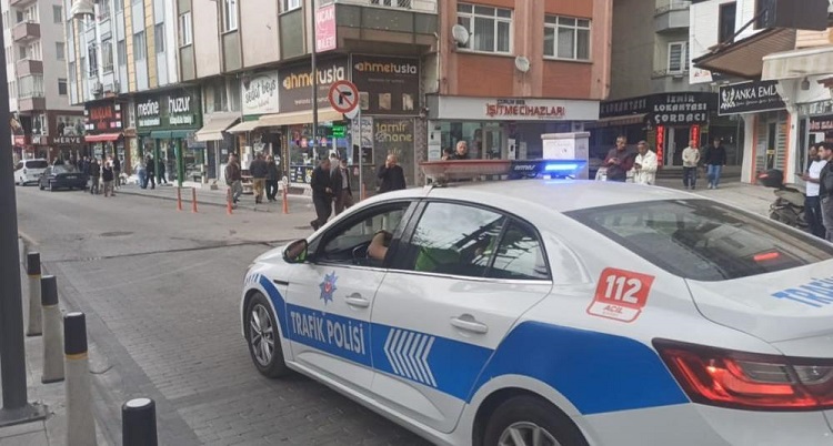 Kafasına kalas düşen işçi yaralandı