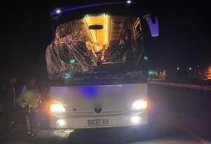 Otobüs arıza yapan kamyona çarptı