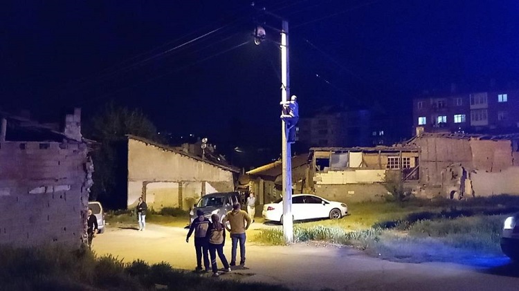 Aydınlatma direğine çıktı ama!