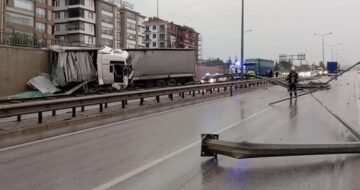 Tır aydınlatma direğine ve duvara çarptı