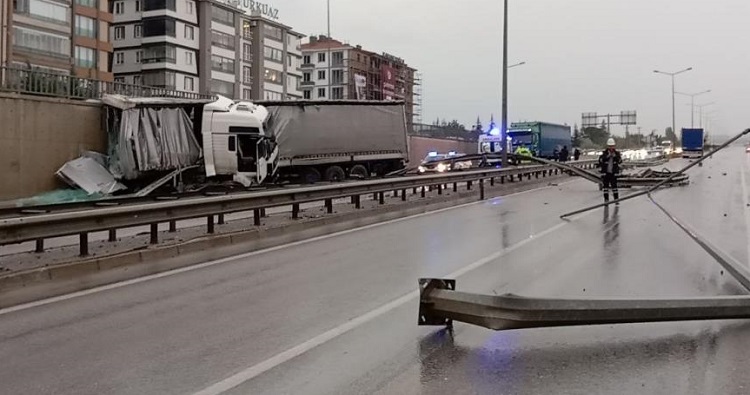 Tır aydınlatma direğine ve duvara çarptı