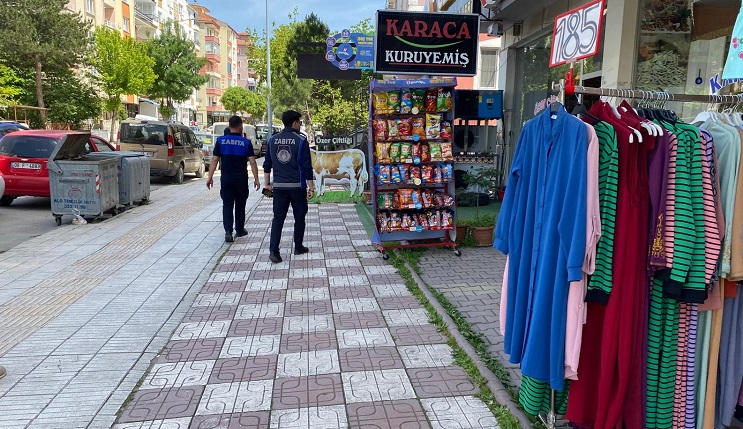 Kaldırım işgali yapan esnafı uyardılar