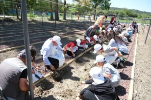 Minik ellerin fideleri toprakla buluştu