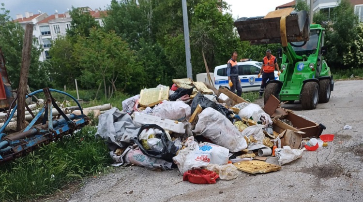 Çorum’daki çöp evden 5 kamyon çöp çıktı!