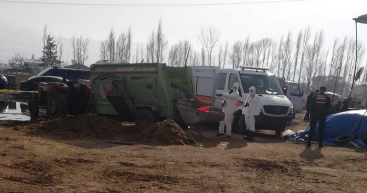 Yem hazırlama ünitesine düşen işçi öldü!