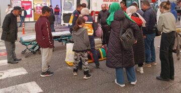 Anne ve oğluna otomobil çarptı