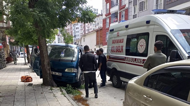 Kazada sürücü araçta sıkıştı